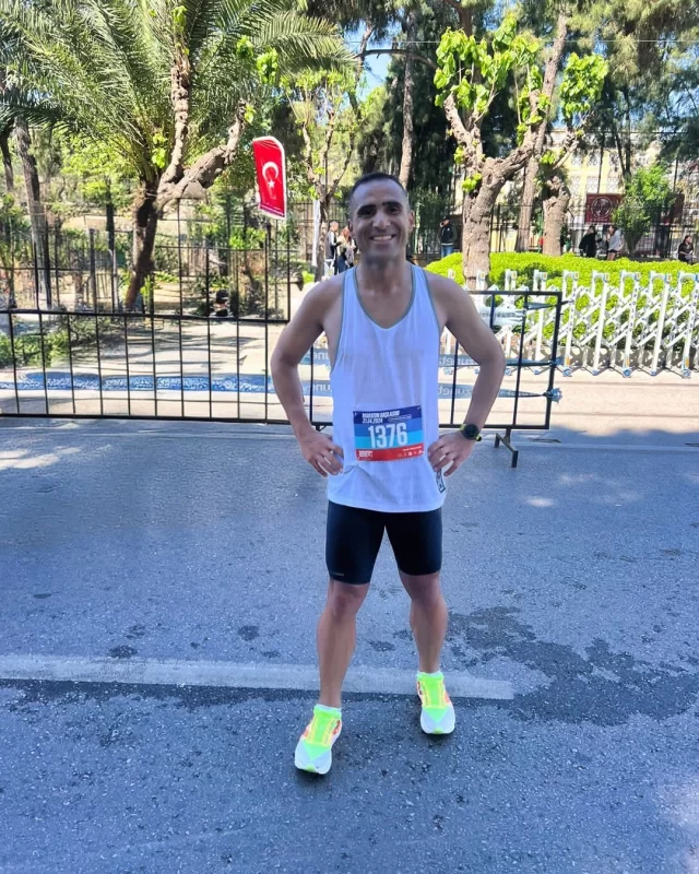 🥳 New personal best 42km 03:13:14 💪 Reza crushed the Izmir marathon, finishing -29 minutes faster than his previous unofficial 42k result! 👏 As part of our IRONMAN Brazil 140.6 preparation, we joined this race for a fun long-run training session. No specific marathon preparation, no taper weeks, just a 5-hour long ride, two swim sessions (with his great swim coach @ehsan.triathlon ), and two long interval sessions leading up to the 42k race. He's transforming into a machine! 🦾 #enduance3club #endurance3 #endurance #triathlon #run #runner #running #triathlete #tri #swim #bike #run #swimbikerun #triathlontraining #ironmantraininig #fun #triathletesperformance #marathon #Izmirmarathon #maratonizmir #42km